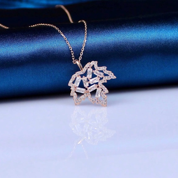 Elegant Gold Leaf Pendant Necklace - Picture 1 of 1